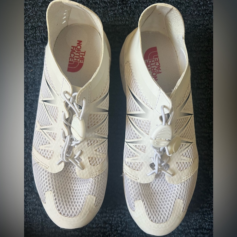 North Face lightweight white tennis shoes. Size 6. Never worn, great condition.